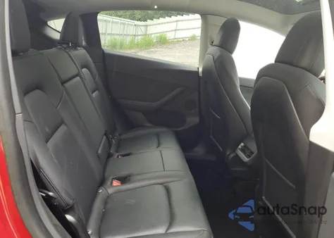 2021 Tesla Model Y z USA, uszkodzony, nr VIN 5YJYGDEE5MF062088